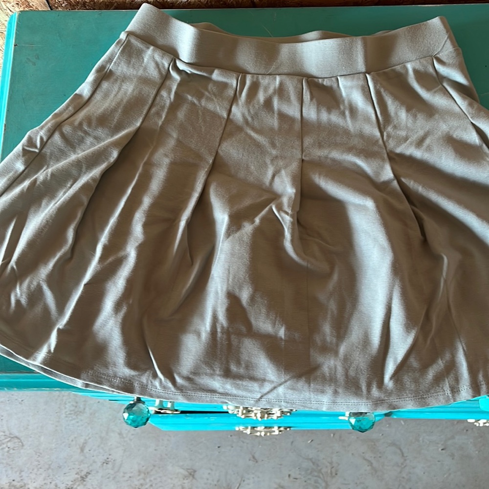 Cute green skirt.